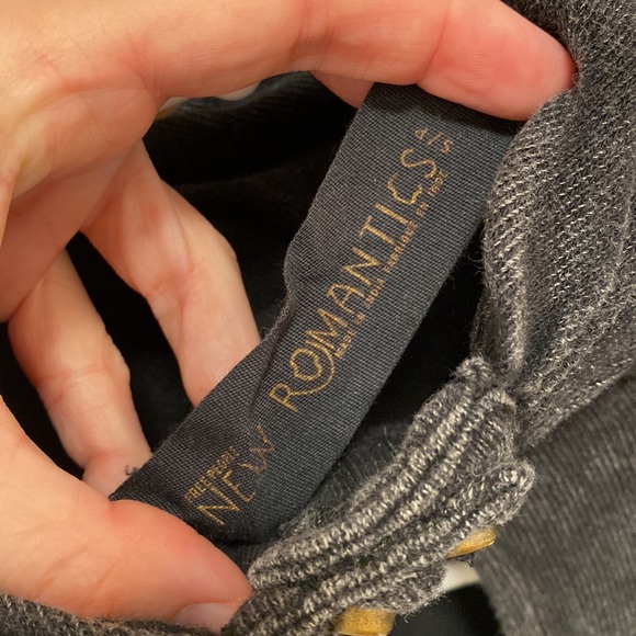 Free people size small flowy mock neck with small back cut out - Picture 3 of 3